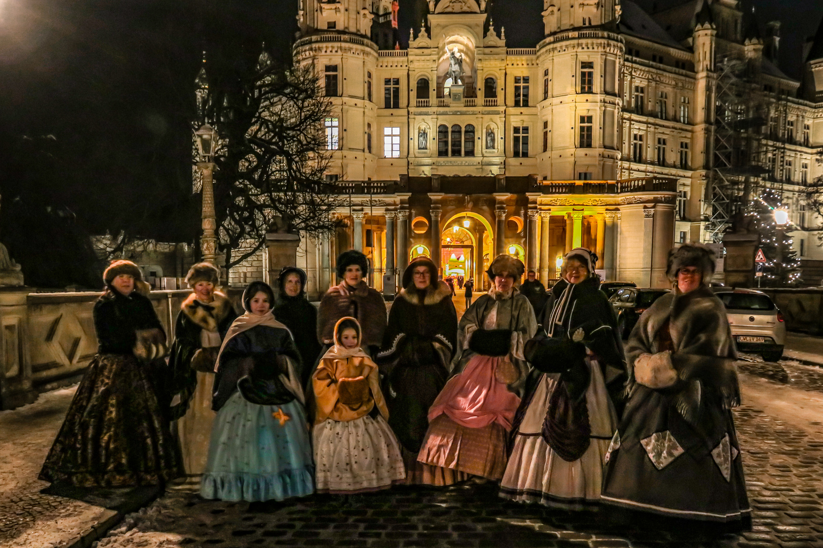 Frauen des Schweriner Schlossvereins vor dem Schloss