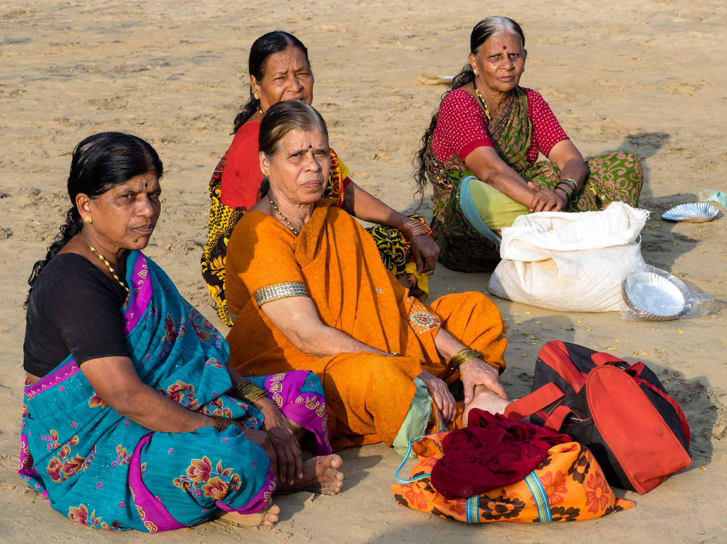 Frauen einer indischen Großfamilie am Strand