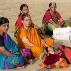 Frauen einer indischen Großfamilie am Strand