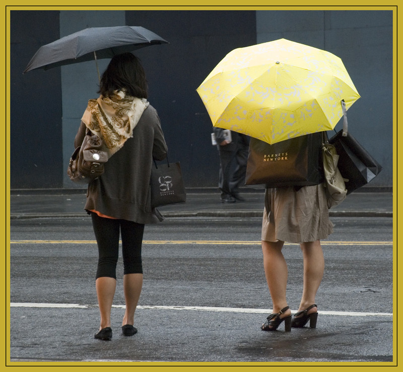 Frauen haben viele Einkaufen gemacht und warten in der Regen NY