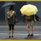 Frauen haben viele Einkaufen gemacht und warten in der Regen NY