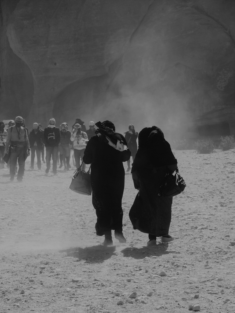 Frauen im Sandsturm in Petra