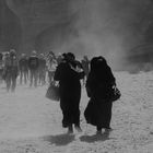 Frauen im Sandsturm in Petra