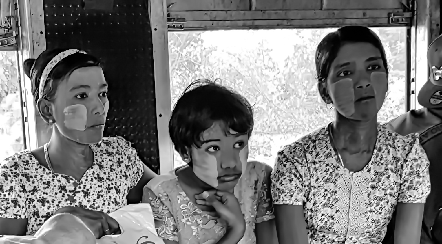 Frauen im Zug in der Central Line in Yangon