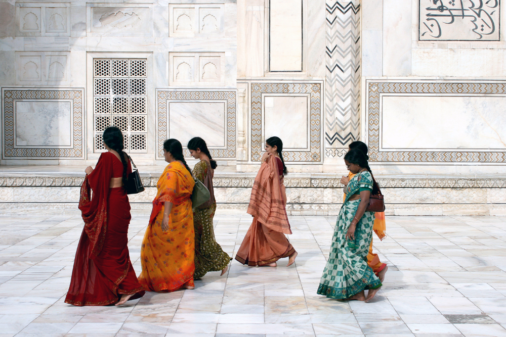 Frauen in bunten Saris auf kühlem Mamor