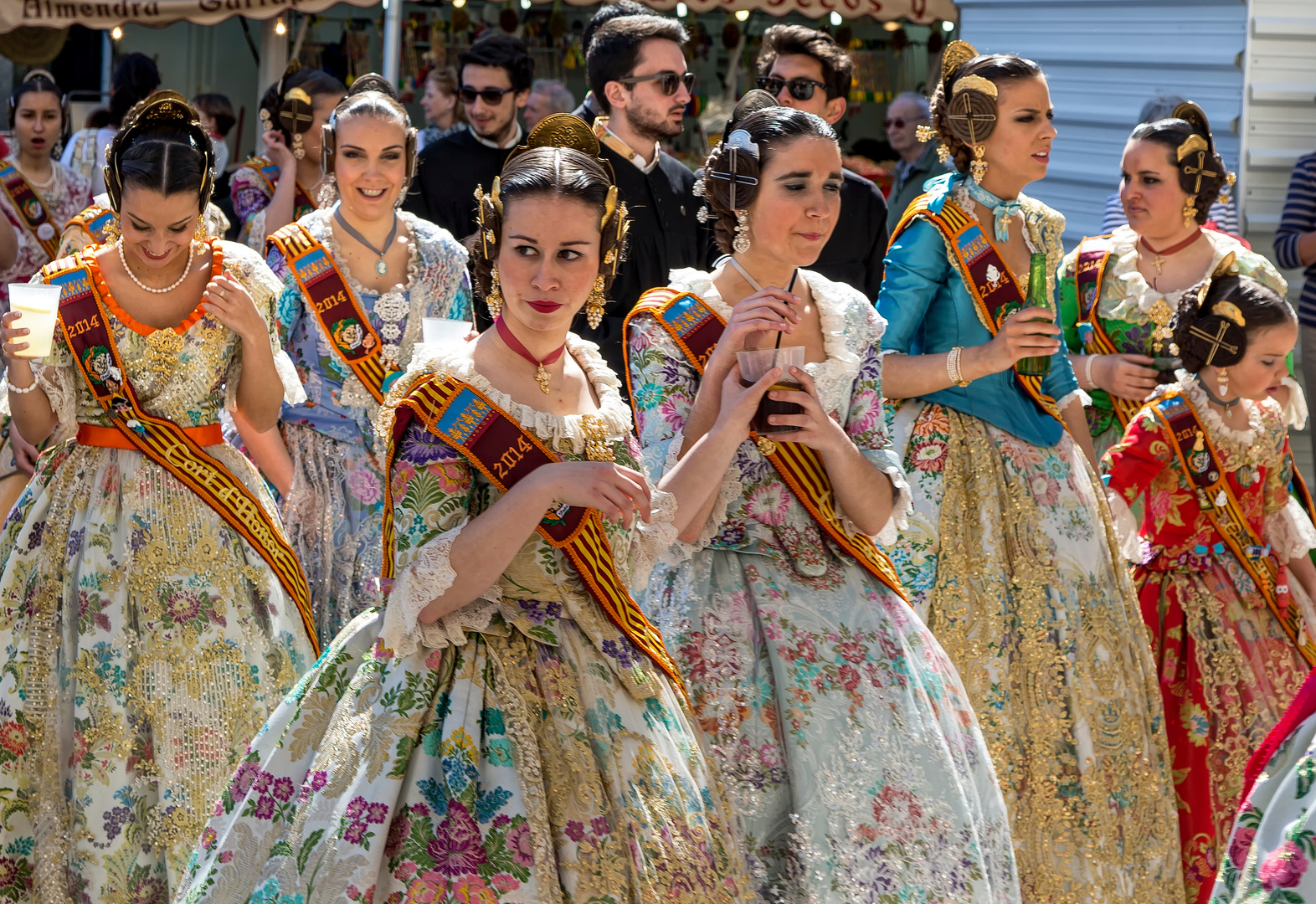 Frauen in "Fallas Tracht"