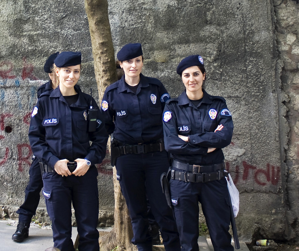Frauen in Uniform und ohne Kopftuch? In Istanbul.