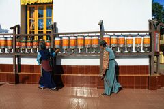 Frauen umrunden das Jangsa Dechencholing-Kloster...