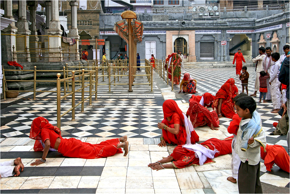 Frauen umrunden den Brajreshwar Devi Tempel