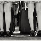 Frauen und Koffer