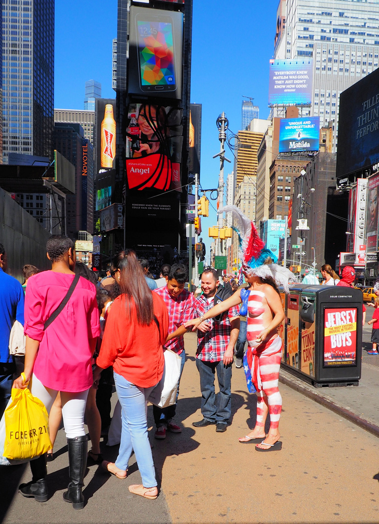 Frauen und Männer dürfen in New York oben ohne herum laufen....