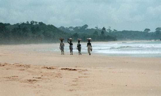 Frauen unterwegs am Strand von Ghana.
