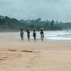 Frauen unterwegs am Strand von Ghana.