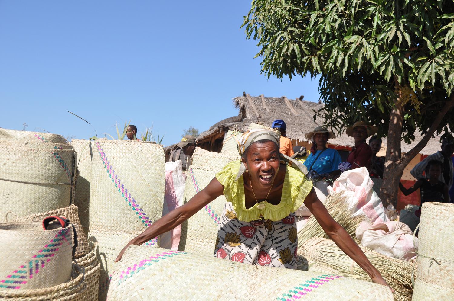 Frauen verkaufen Handwerk in Mampikony Madagaskar