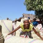 Frauen verkaufen Handwerk in Mampikony Madagaskar