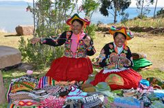 Frauen von Llachon am Titicacasee in ihren Trachten