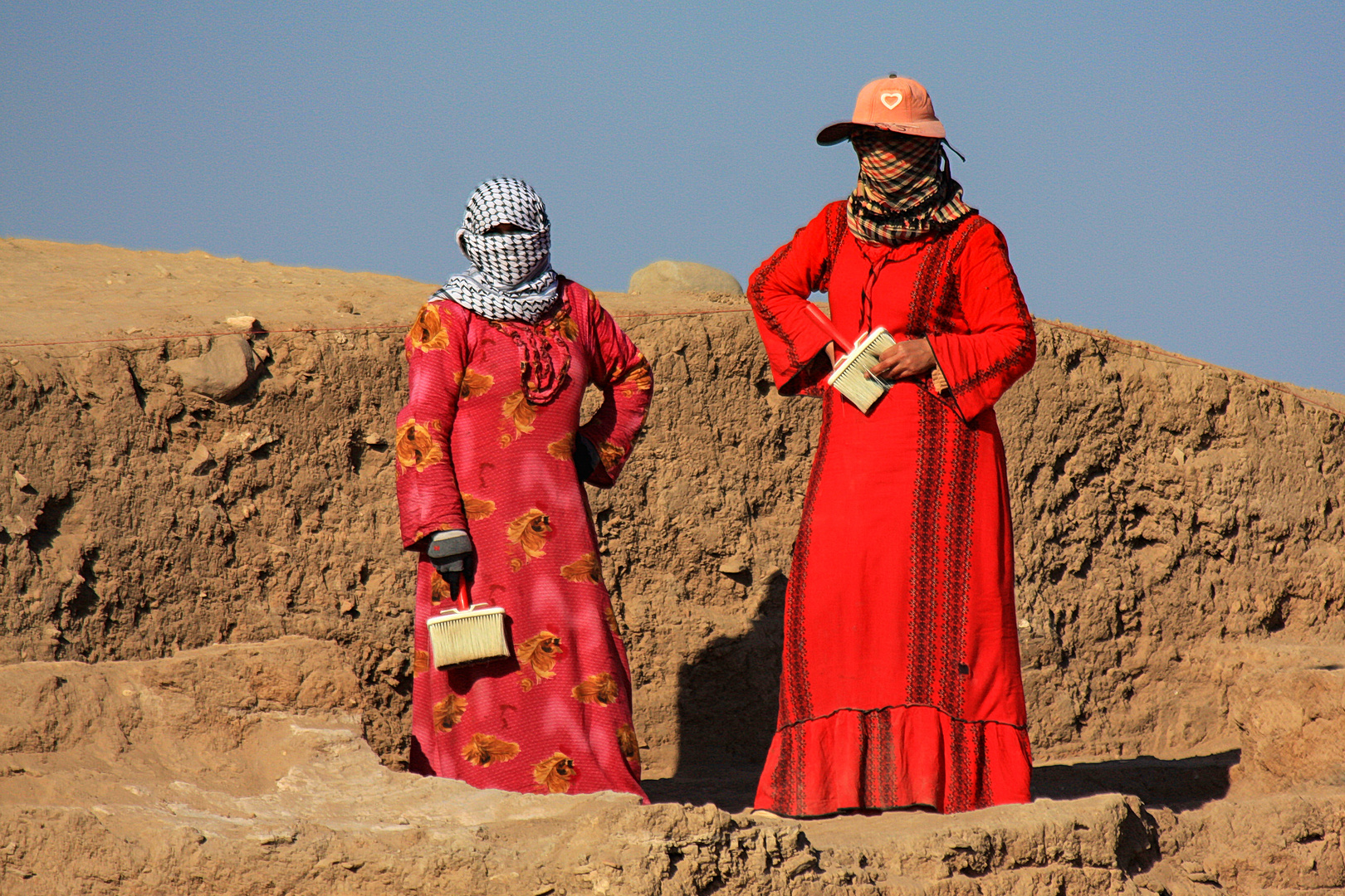 Frauenarbeitskleidung auf dem Ausgrabungsgelände von Tell Halaf (Archivaufnahme 2009)
