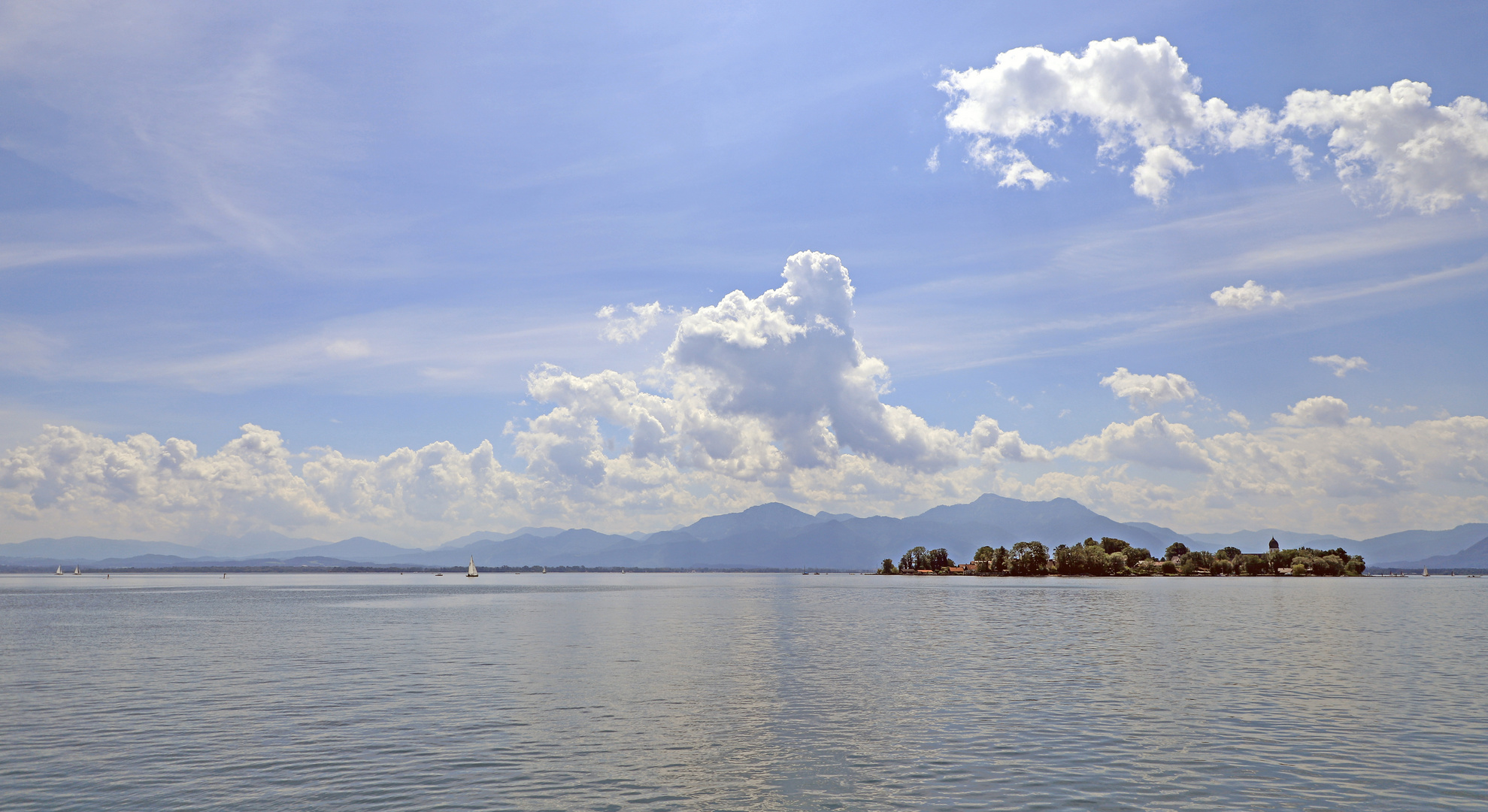 Fraueninsel unter bayerischem Himmel