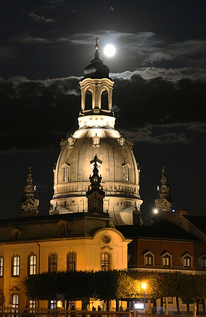 Frauenkirche bei Vollmond