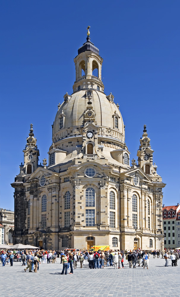 Frauenkirche - eine der wenigen Kirchen, wo man heute noch Schlange steht, um Einlaß zu begehren!