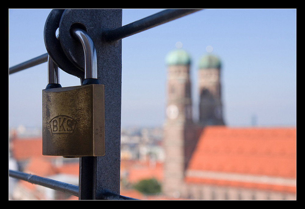 Frauenkirche hinter Gitter