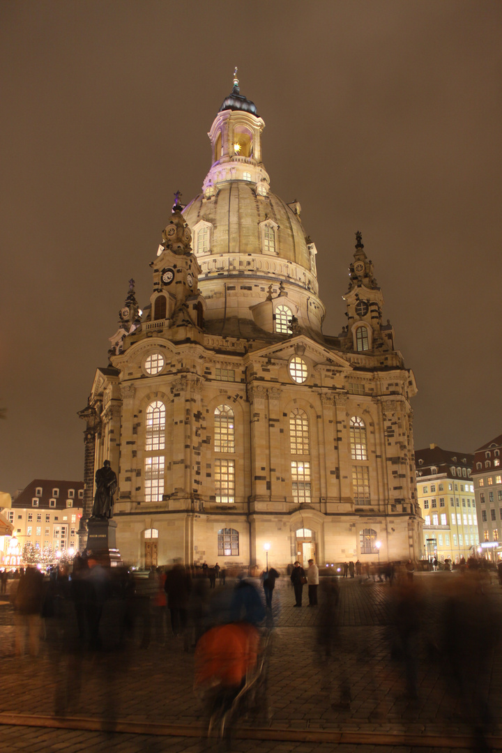 Frauenkirche im Dresdner Weihnachtstrubel