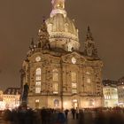 Frauenkirche im Dresdner Weihnachtstrubel