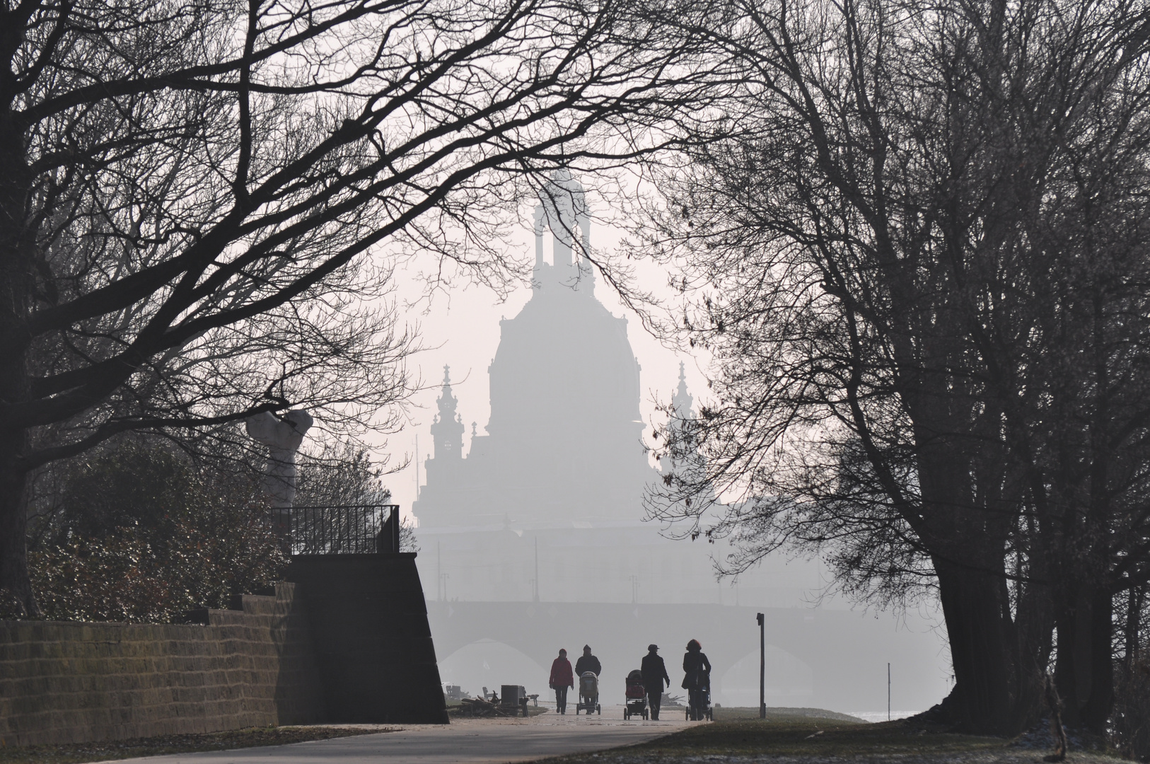 Frauenkirche im Hochnebel