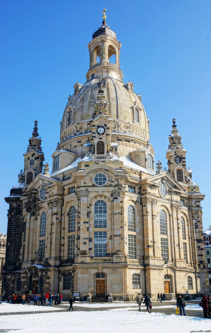 Frauenkirche im späten Schnee und Sonne