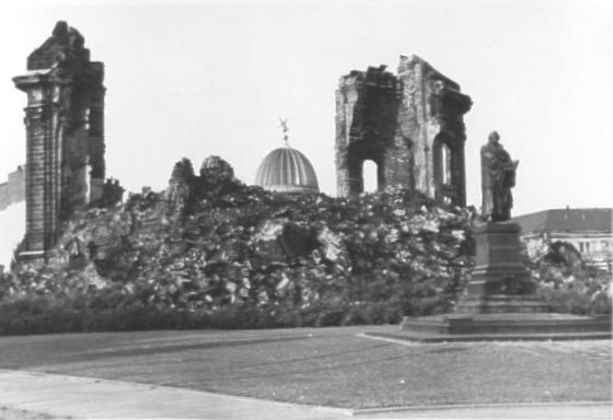 Frauenkirche in Dresden nach der Zerstörung vor dem Wiederaufbau