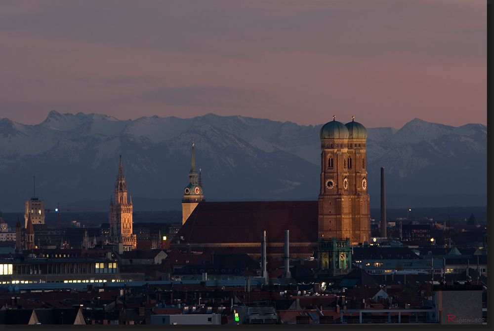  Frauenkirche mit Alpen - München