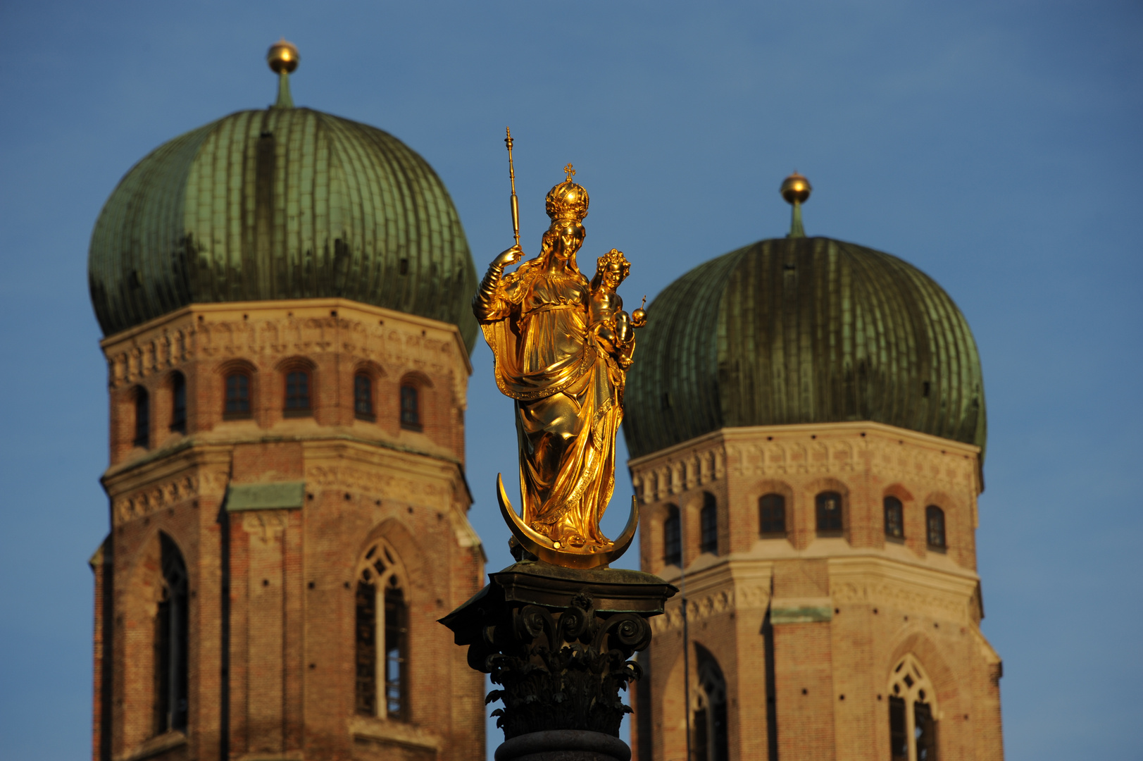 Frauenkirche mit Marienfigur