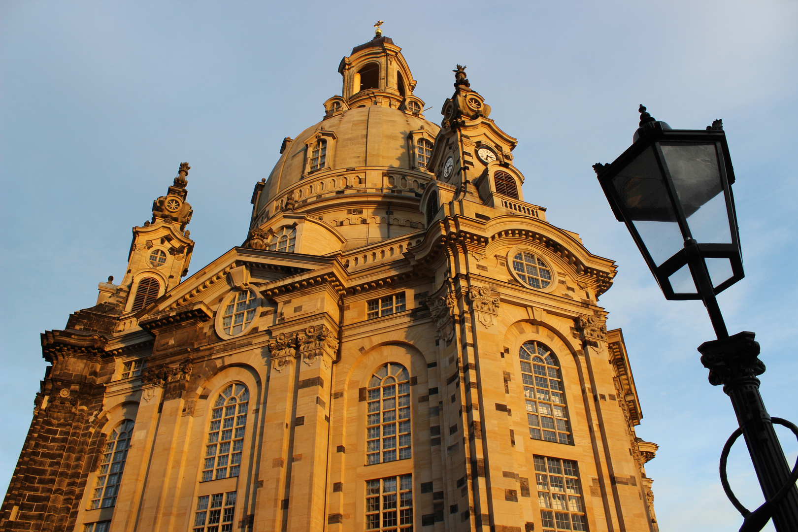 Frauenkirche mit (sonnenuntergangs-)Beleuchtung