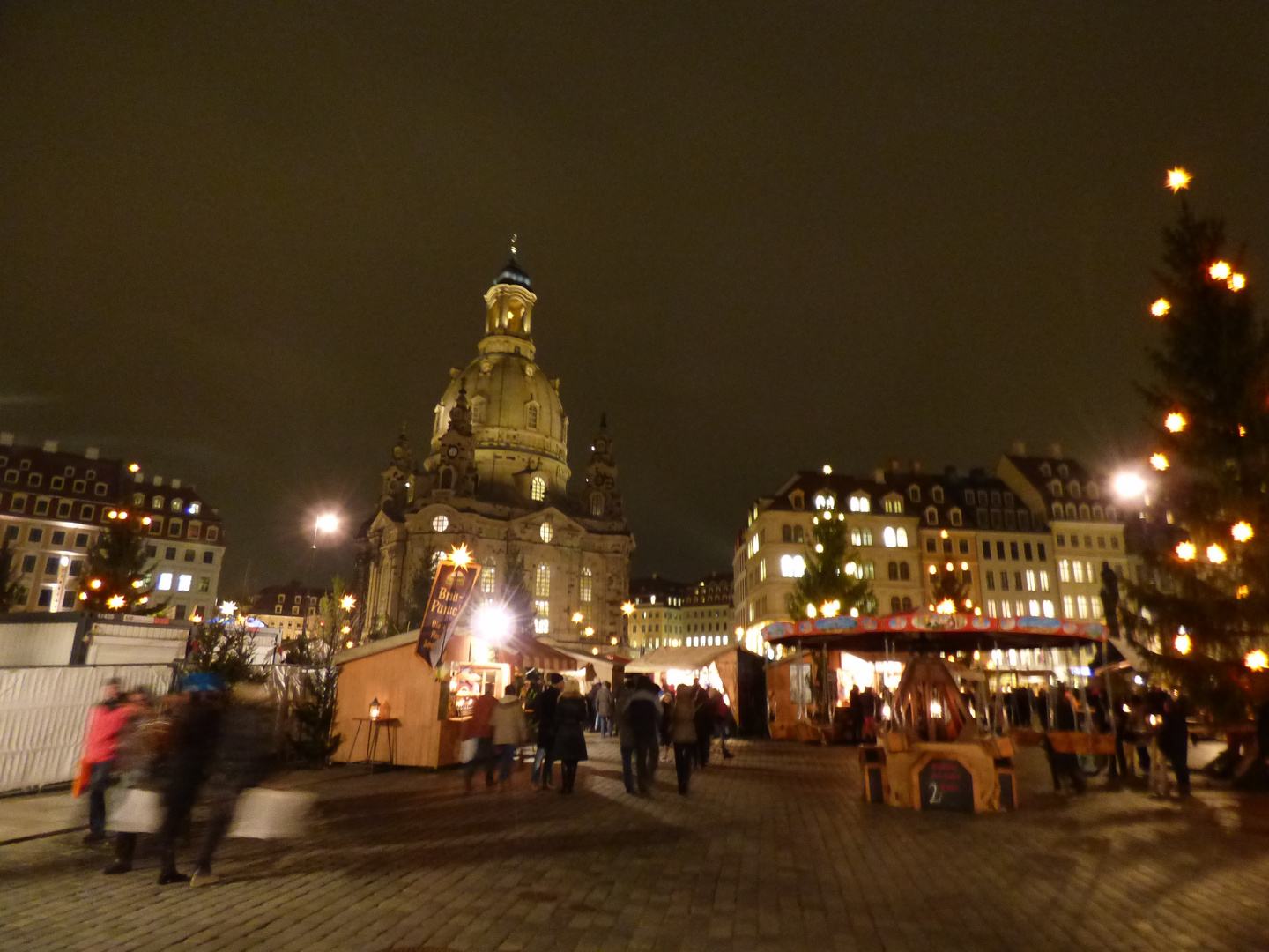 Frauenkirche mitten drin im histor. Weihnachtsmarkt