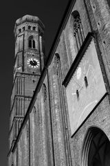 frauenkirche münchen südseite sonnenuhr