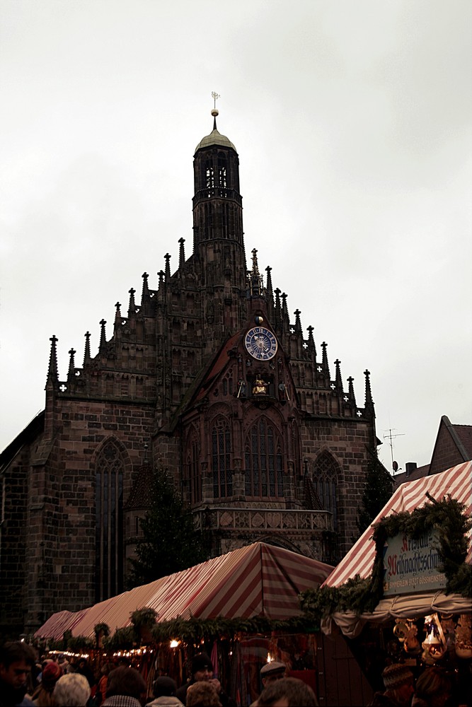 Frauenkirche Nürnberg mit Christkindlsmarkt