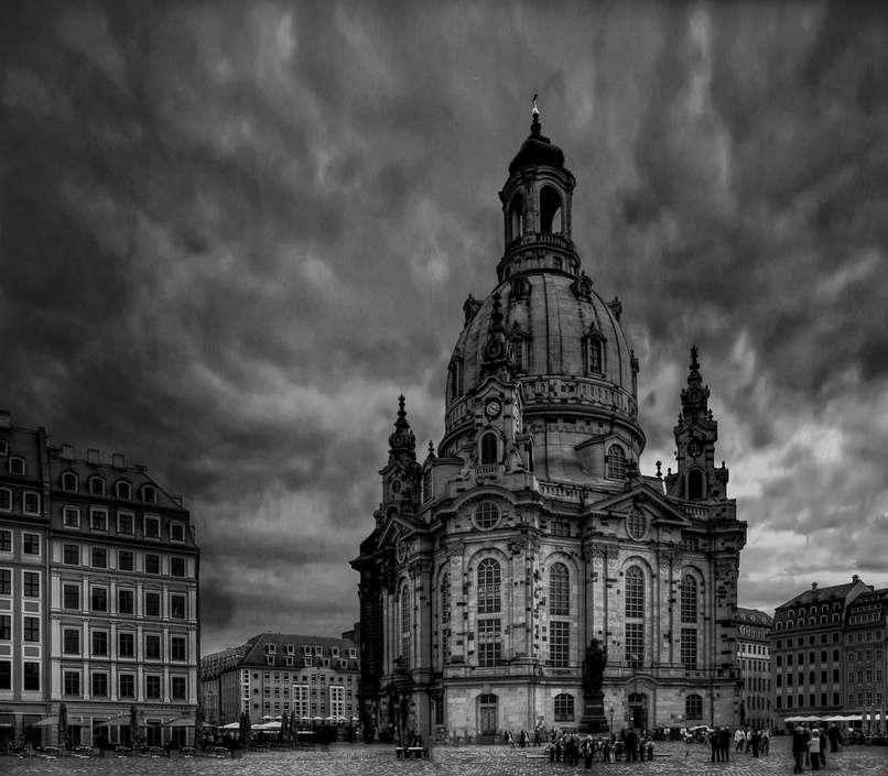 Frauenkirche und Häuserfassade in Dresden