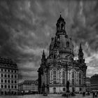 Frauenkirche und Häuserfassade in Dresden