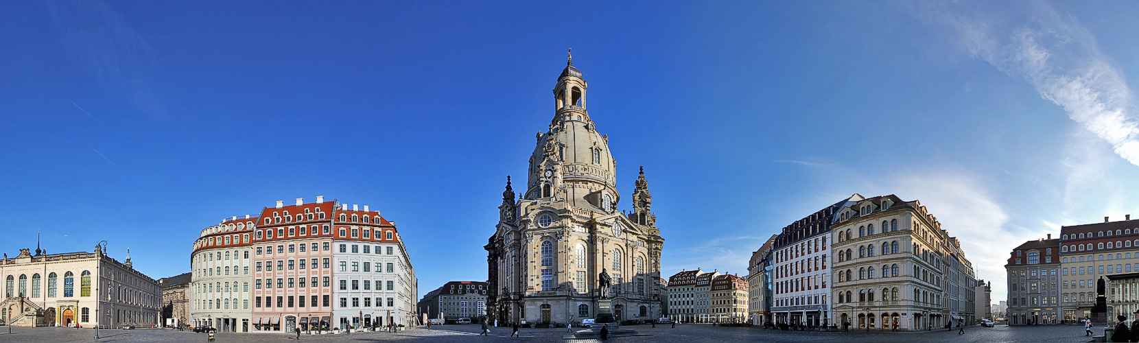 Frauenkirche und Umgebung mit 17mm Weitwinkel, weil...