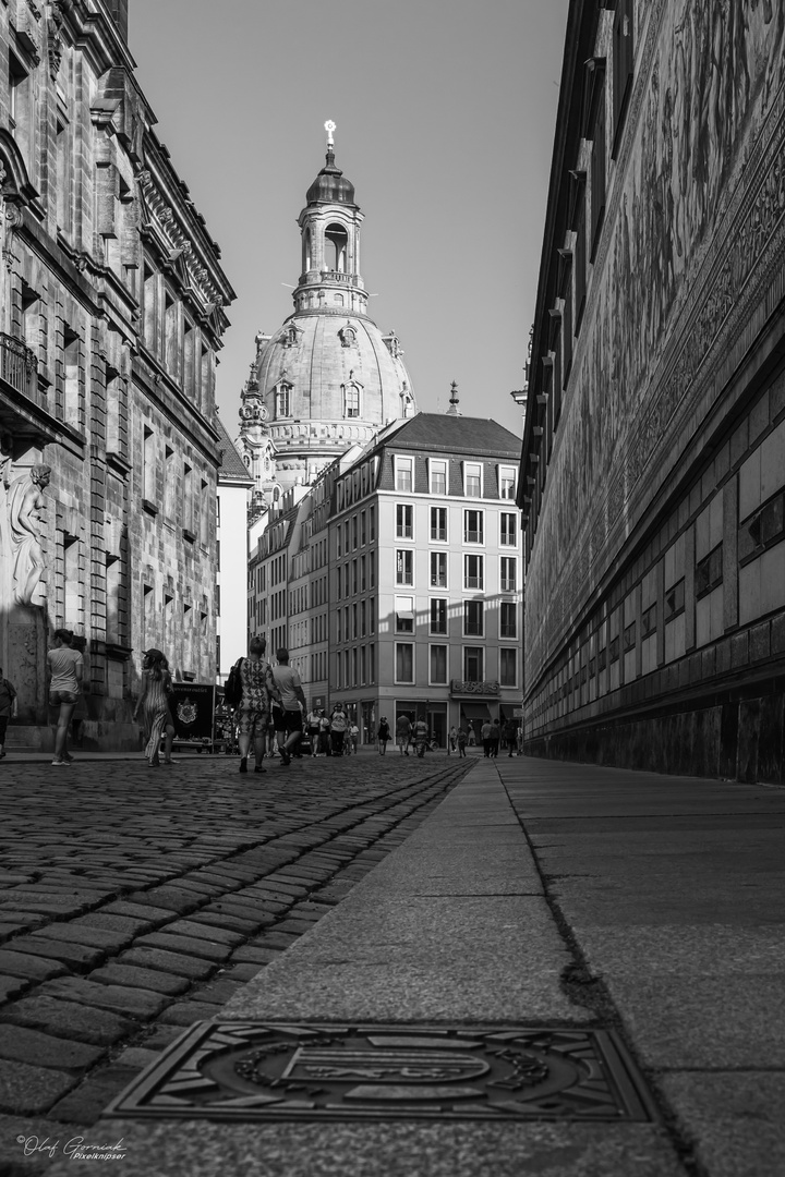 Frauenkirche versteckt im Straßendschungel