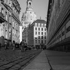 Frauenkirche versteckt im Straßendschungel