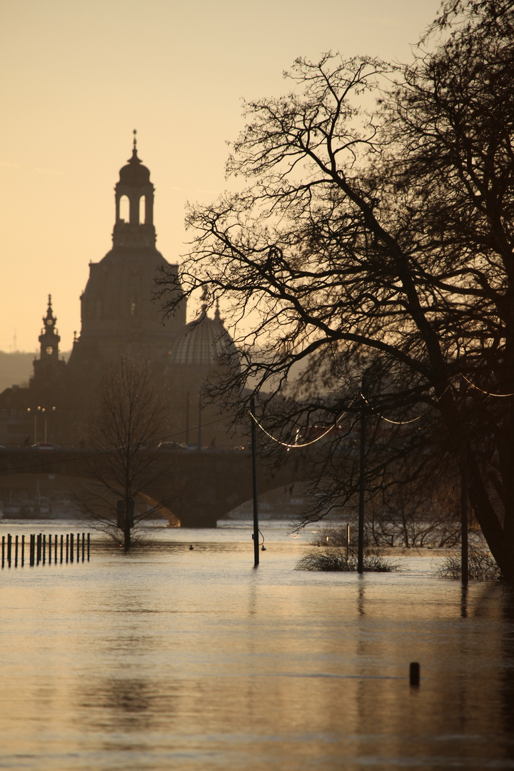 Frauenkirche während der Flut