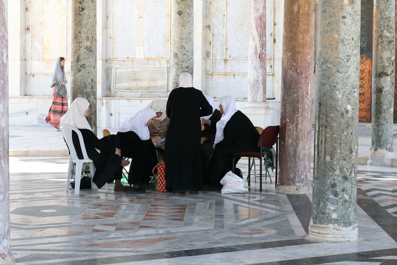 Frauenrunde vor der wunderschönen al-Aqsa-Moschee (Jerusalem)