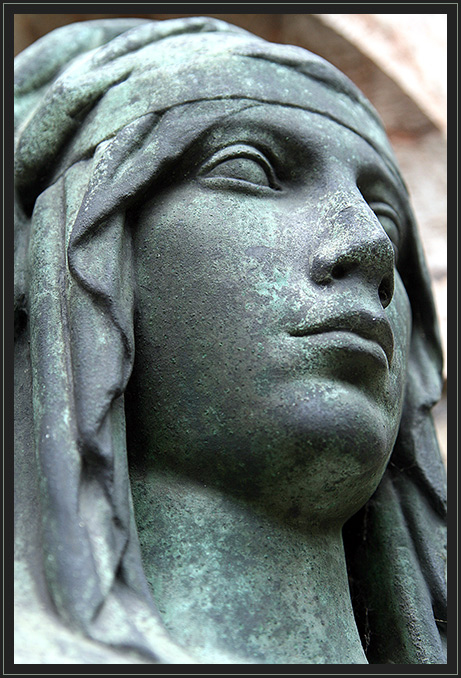 Frauenskulptur am Alten südlichen Friedhof