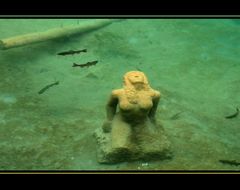 Frauenstatue im Blausee (Berner Oberland)