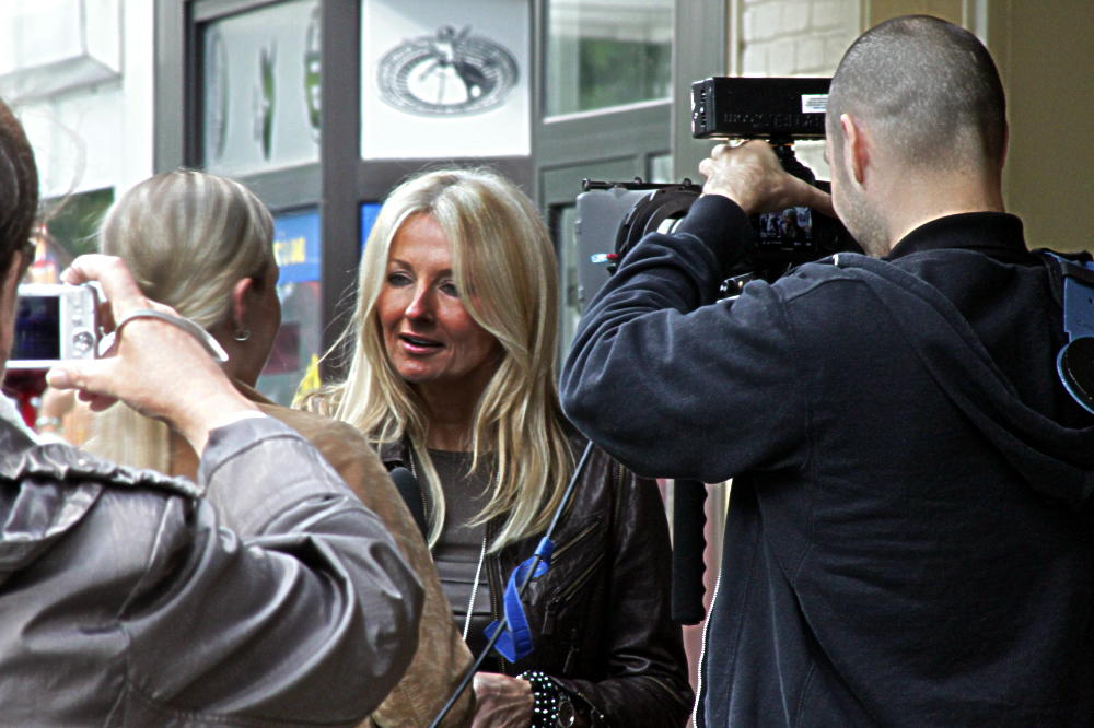 Frauke Ludowig zu Besuch bei der Krefelder Straßenmodenschau