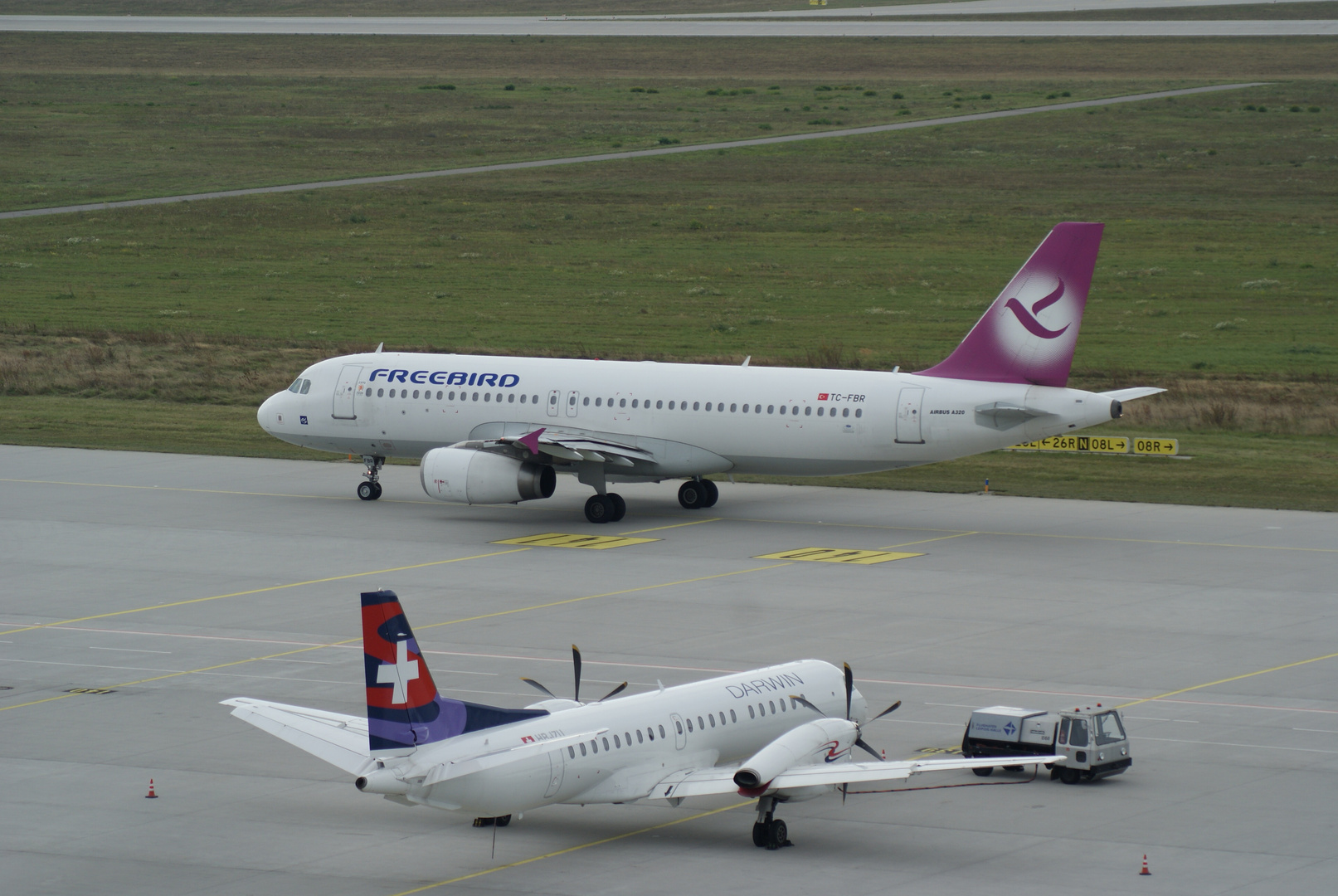 Freebird A320 und Darwin Air Saab 2000