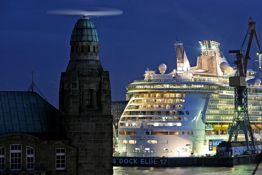 Freedom of the Seas im Dock Elbe 17