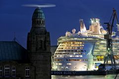 Freedom of the Seas im Dock Elbe 17