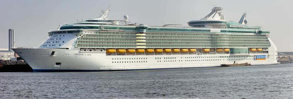 Freedom of the Seas in Hamburg (Pano)